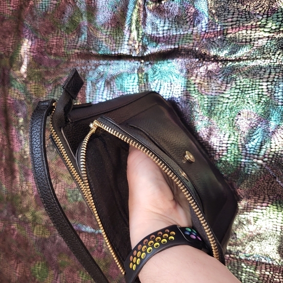 Black crossbody bag with lots of pockets (NWOT) - Picture 4 of 8